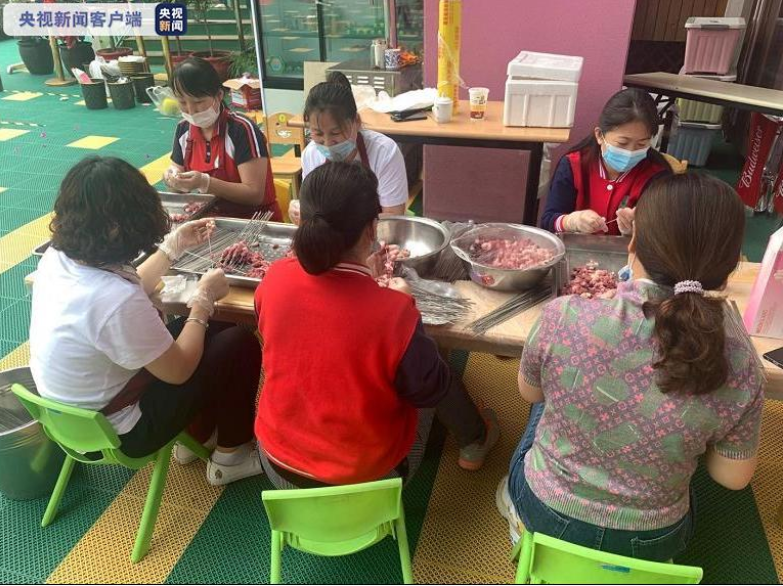 山東濟南一家幼兒園疫情期間轉行賣燒烤。 圖：翻攝自央視