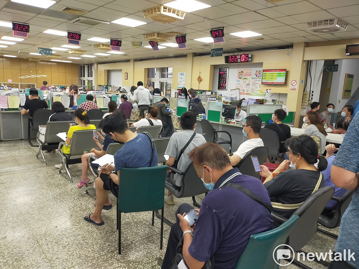 台中市紓困案申請者眾，但核定案件迄今僅有一成多。 唐復年/攝