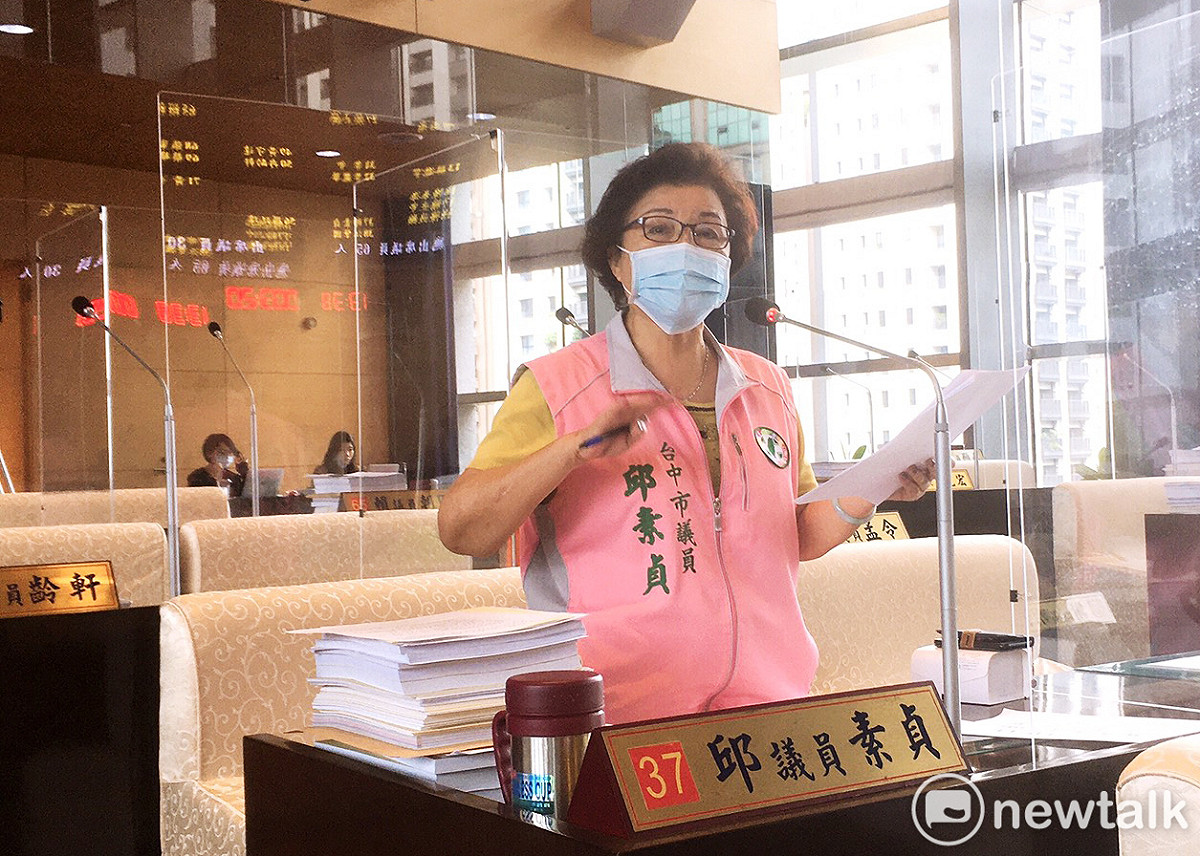 民進黨台中市議員邱素貞希望市府苦民所苦，勿對申請紓困的市民刁難。 唐復年/攝