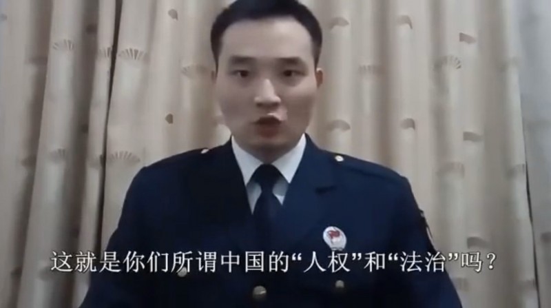 中國解放軍一名海軍退役士官趙虎最近因為母親的房屋被強制徵收，還受到法院不合理對待，他指控這些都是非法行為，卻申訴無門，氣得拍攝影片痛罵：「這就是你們所謂中國的人權和法治嗎？」 圖：翻攝YouTube