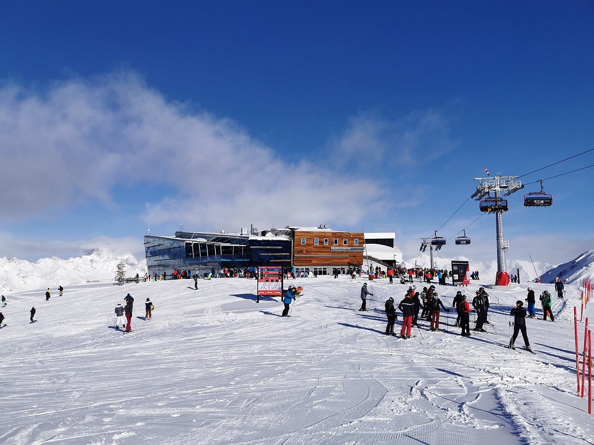 奧地利伊施格爾是阿爾卑斯山下著名的滑雪勝地，今年2月武漢肺炎疫情爆發時，仍有許多國際遊客造訪。 圖：翻攝自伊施格爾官方臉書