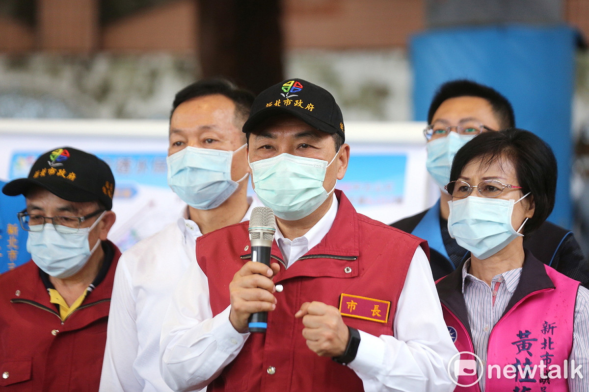侯友宜表示，八大行業很難保持適當社交距離，因此新北市目前沒有考慮解禁八大行業復業。 圖：林昀真／攝