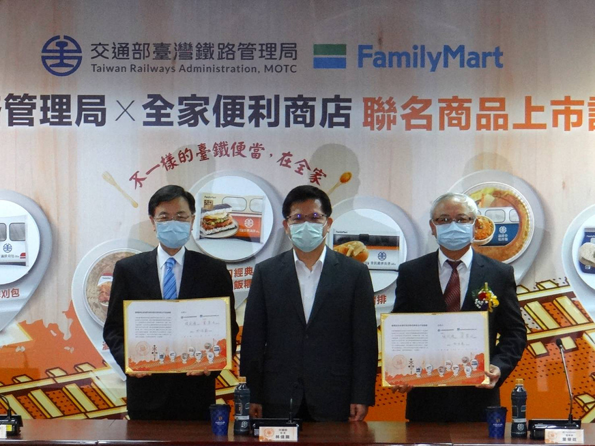 交通部長林佳龍今日出席台鐵和全家超商聯名商品記者會，再度對北車大廳淨空發表意見。 圖：台鐵／提供