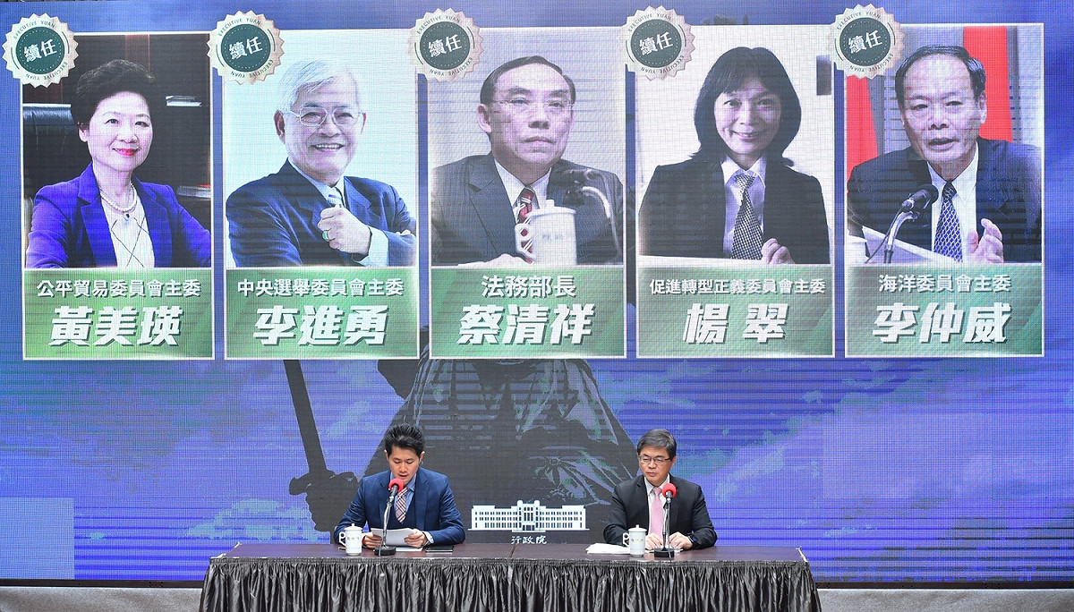 行政院下午舉行「蘇貞昌院長公布新內閣人事」記者會，由李孟諺（右）與準發言人丁怡銘（左）共同主持。 圖：行政院提供