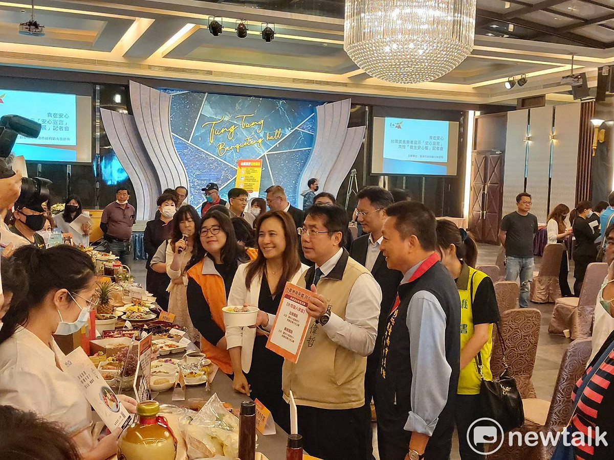 觀旅局推動「台南市安心旅遊」，強化塑造旅宿及用餐安全環境，務必提供遊客最安心的保障，5月餐廳生意已明顯回溫，住宿方面5月第2週已較疫情緊繃時期回升兩成，第3週亦持續回升近兩成。 圖：台南市政府/提供