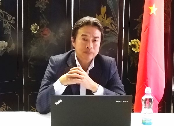 中國駐以色列大使杜偉死前，才因為美國施壓禁用華為5G，槓上美國國務卿。 圖：翻攝自中國駐以色列大使館官網