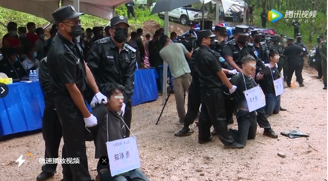 緬甸佤邦南鄧特區日前處決3名搶劫殺人的中國男子，當眾行刑。 圖：翻攝自中國《南鄧新聞》