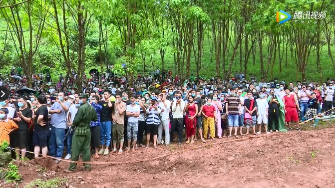 緬甸處決3名中國男子時，有數百當地民眾圍觀，男女老少都有，他們還拿著手機拍攝。 圖：翻攝自中國《南鄧新聞》