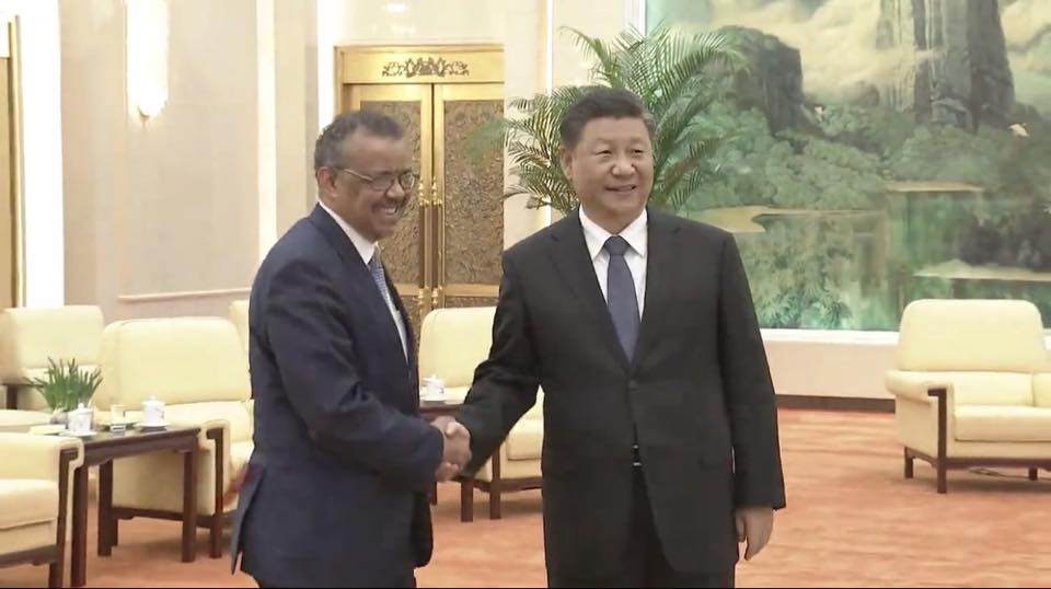 多國質疑世界衛生組織秘書長譚德塞（左）聽命於中國領導人習近平（右）。 圖：翻攝譚德塞臉書