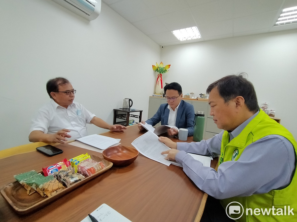 立委莊競程（中）與市議員曾朝榮（右」將合力爭取大坑列為國家級風景區。 唐復年/攝