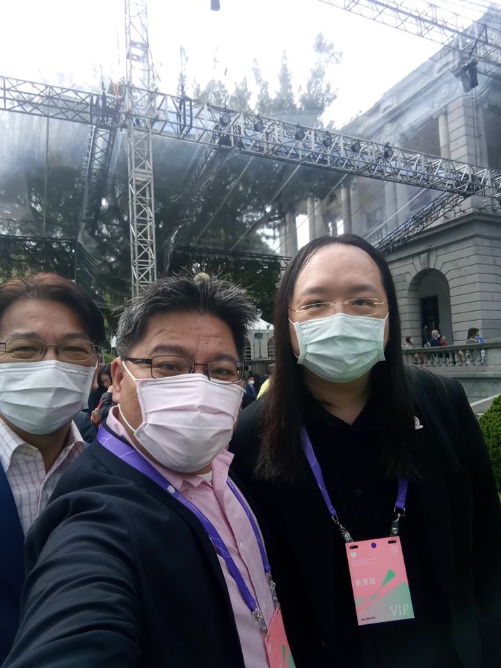 徐永明分享與邱顯智、政委唐鳳自拍照。 圖:徐永明臉書