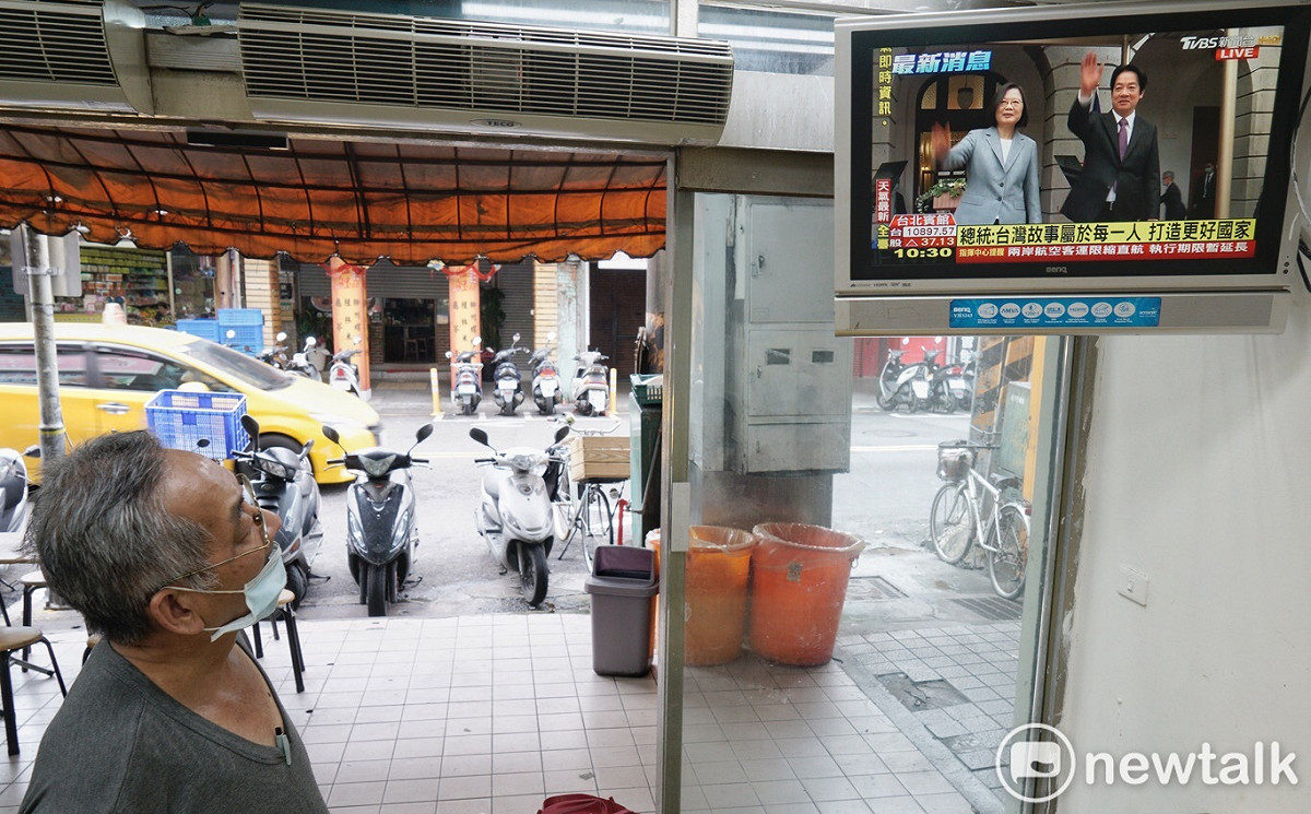 民眾上前觀看電視播出正副總統就職典禮。 圖：張良一／攝