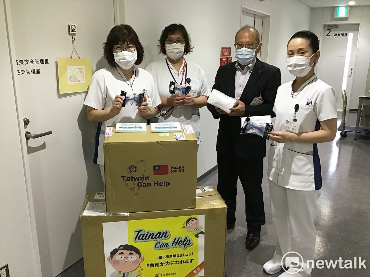 台南市政府將台南在地生產的防霧護目鏡，還有不織布口罩墊片等物資，致贈給16個日本城市，展現「Tainan Can Help」的良善力量，讓日方相當感謝。 圖：台南市政府提供