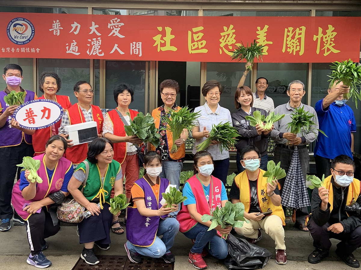 普力關懷協會廣場今日發放千斤新鮮蔬菜，這些蔬菜都是雲林今天凌晨現摘直送，將提供臺南東區及永康區20多個據點、300多位長輩共餐用。 圖：黃博郎／攝