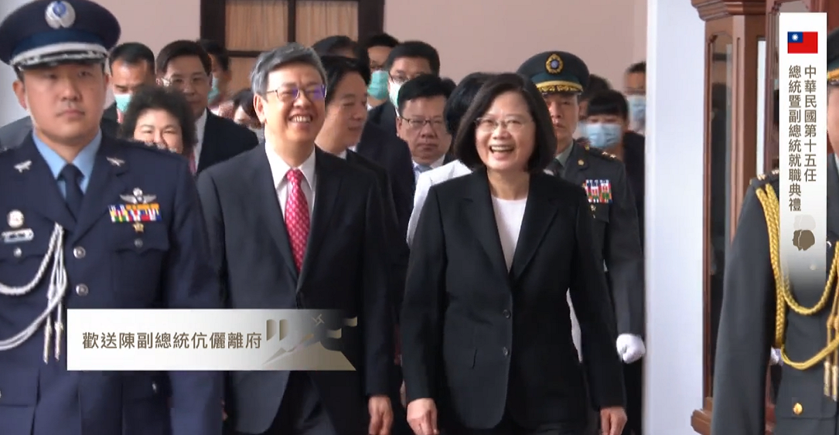 歡送的沿途中，陳建仁與蔡英文有說有笑。 圖：翻攝自蔡英文臉書直播