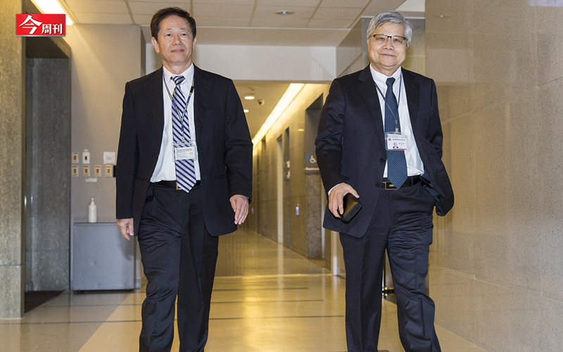 美國國務卿蓬佩奧（Mike Pompeo）高調感謝台積電董事長劉德音（圖左）。 圖：唐紹航／攝