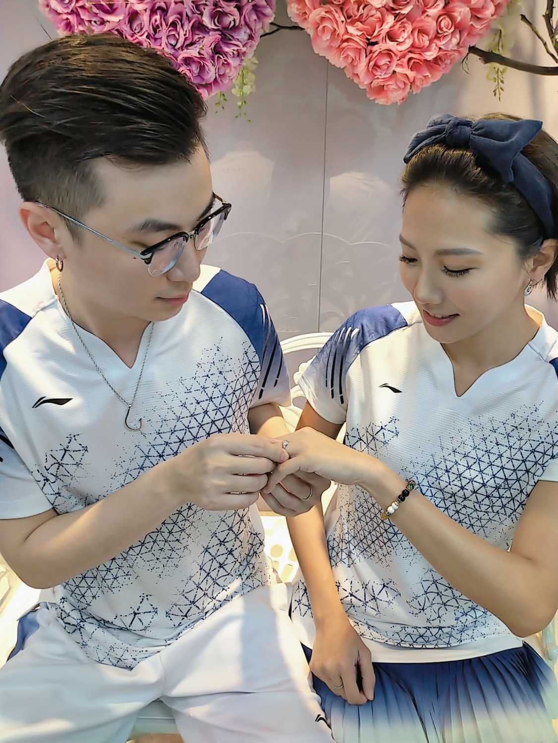 大牙男友阿廖師秀出大牙只看過1眼，卻很喜歡的鑽戒，套牢大牙。 圖：傳軒媒體/提供