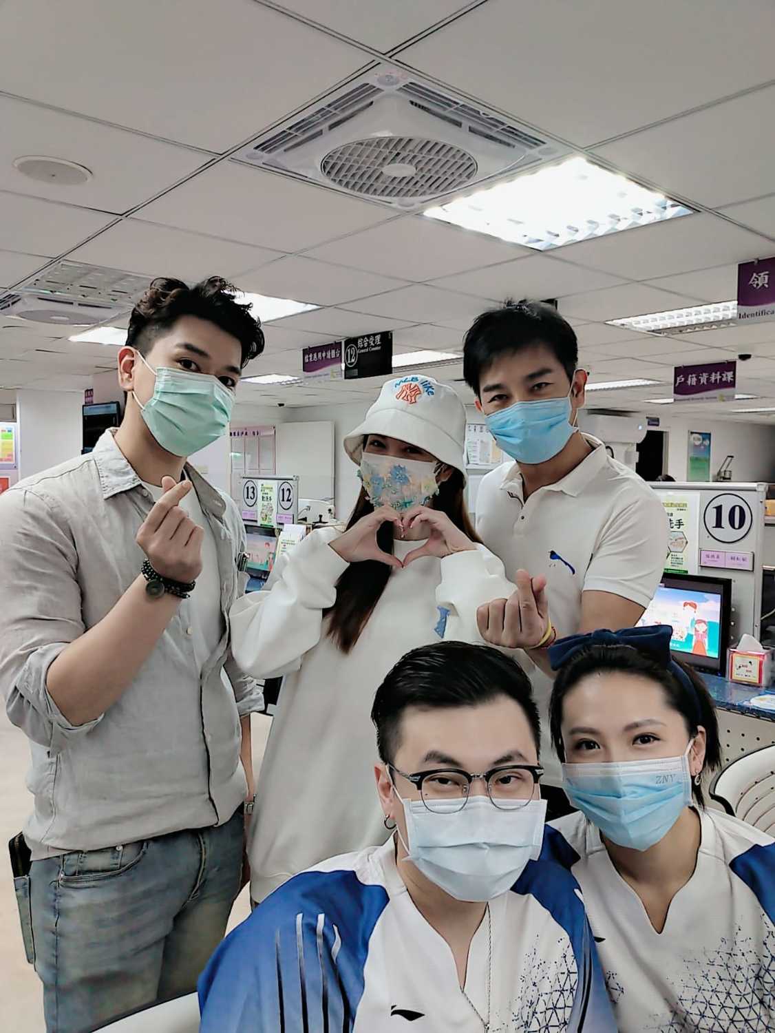 大牙好友們陪她與阿廖師到戶政事務所登記結婚。 圖：傳軒媒體/提供
