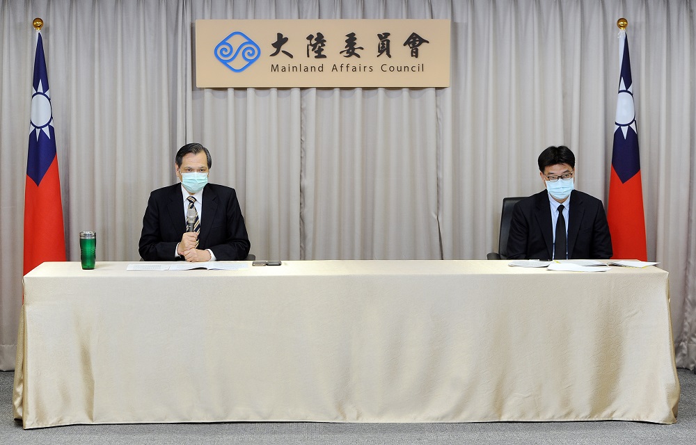陸委會主委陳明通（右）與副主委兼發言人邱垂正（左）。 圖：陸委會提供
