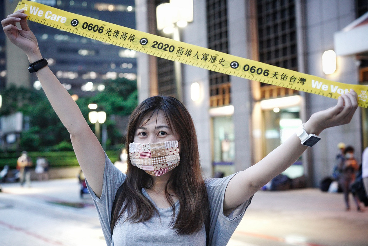 一位民眾大方展示「0606光復高雄2020高雄人寫歷史」布條。 圖：張良一/攝