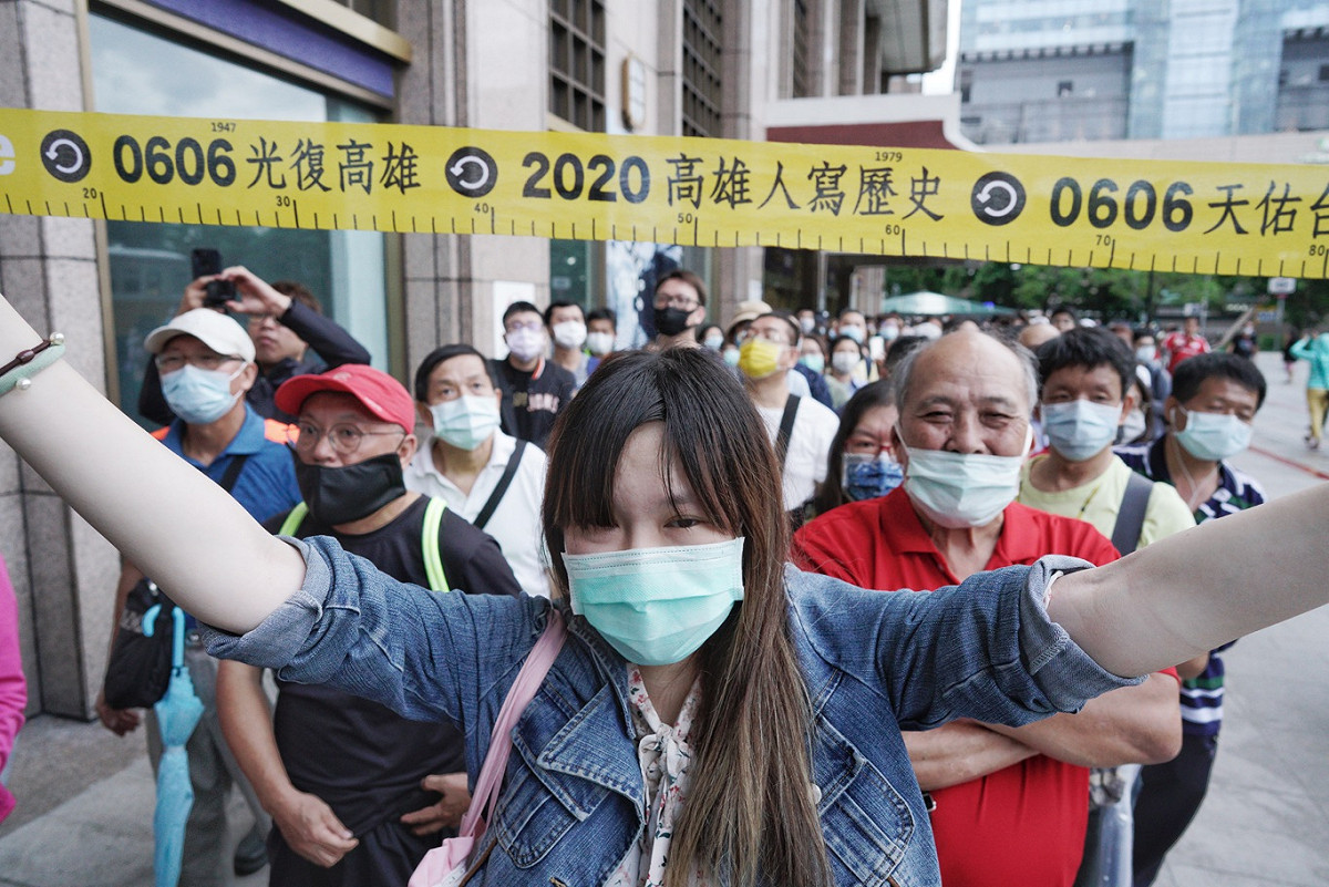 一位民眾大方展示「0606光復高雄2020高雄人寫歷史」布條。 圖：張良一/攝