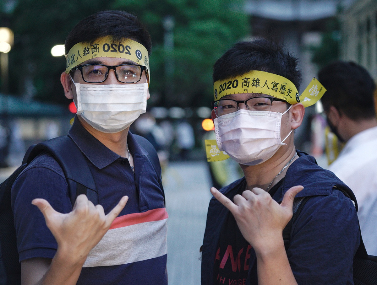 兩位民眾領到罷韓的布條後，大方的面對鏡頭讓媒體攝影。 圖：張良一/攝