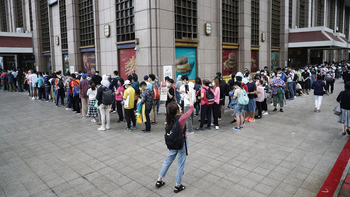 至少2000位旅北高雄民眾在台北車站東一門外冒雨排隊領取罷韓布條。隊伍綿延到三百公尺外的北三門，場面壯觀。 圖：張良一/攝