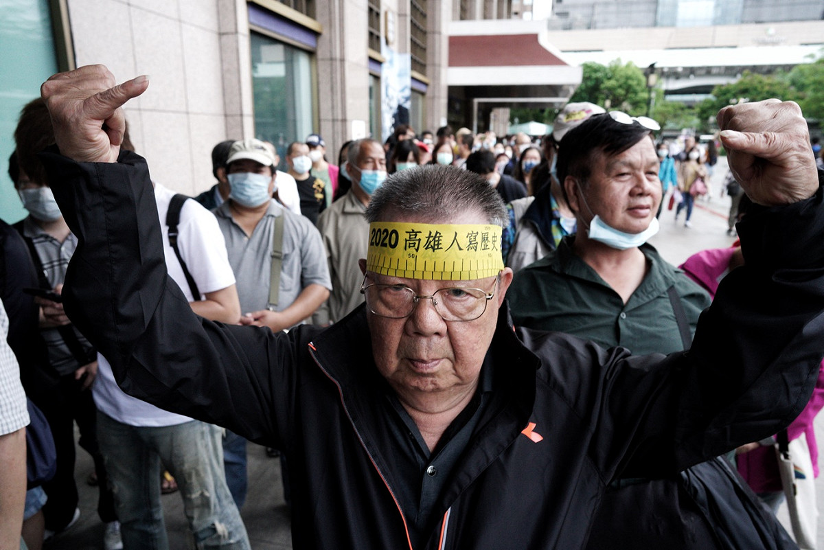 一位民眾高舉2020高雄人寫歷史的布條，展現罷韓的堅定意志。 圖：張良一/攝