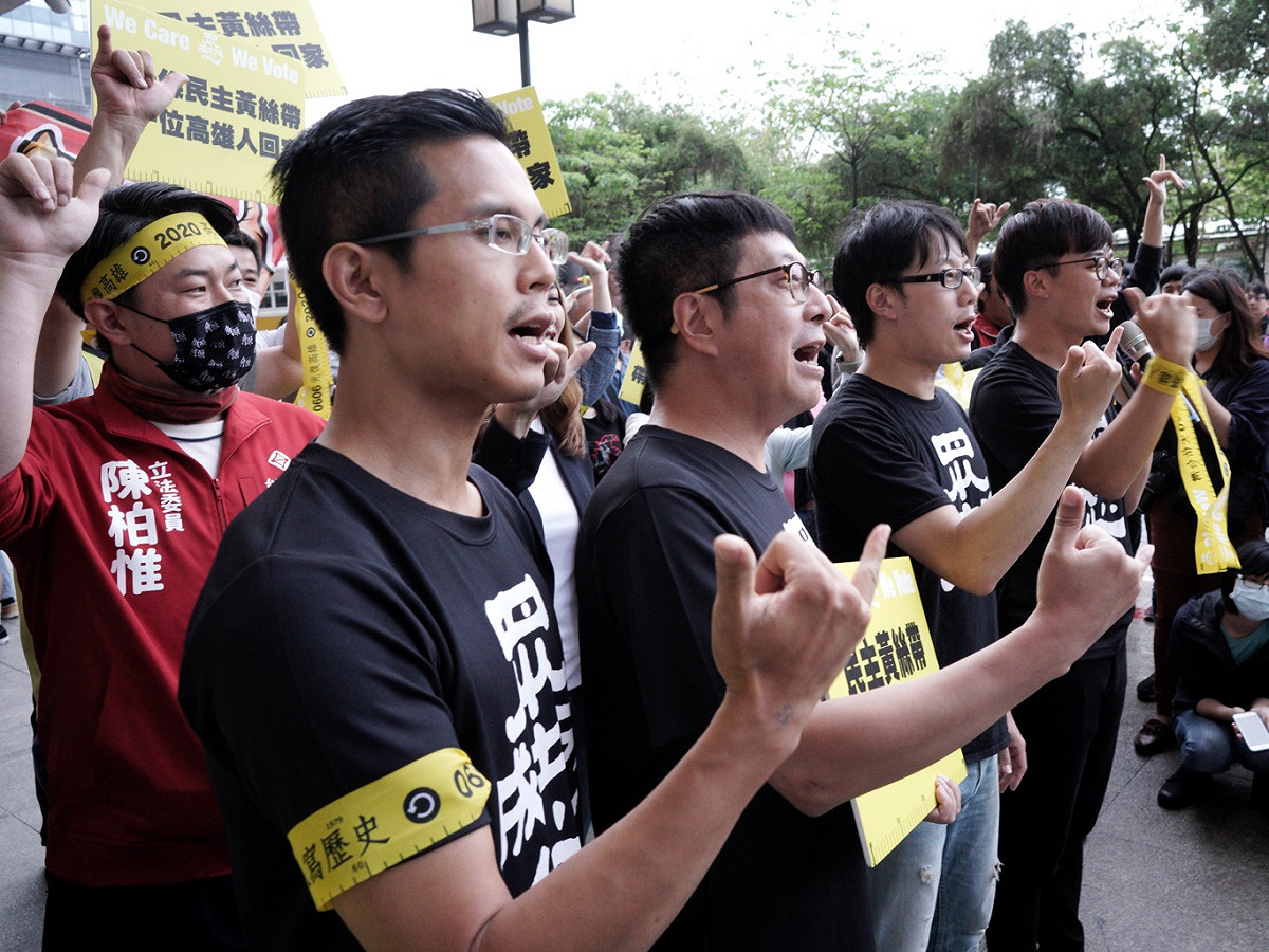 罷韓四君子和台灣基進立委陳柏惟在發放布條前喊口號壯大聲勢。 圖：張良一/攝