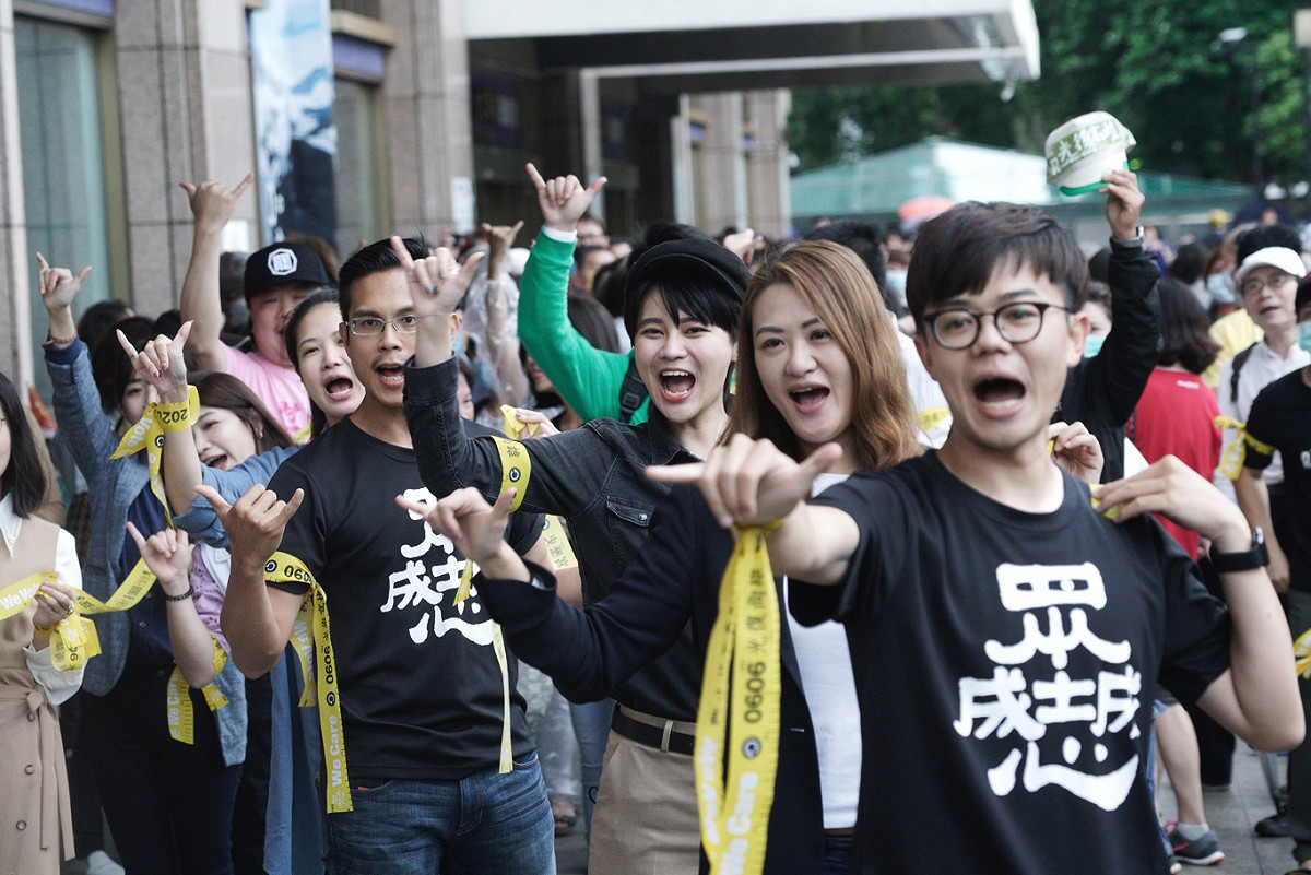 民進黨立委賴品妤等多位跨黨派立委和市議員站出來挺罷韓。 圖：張良一/攝