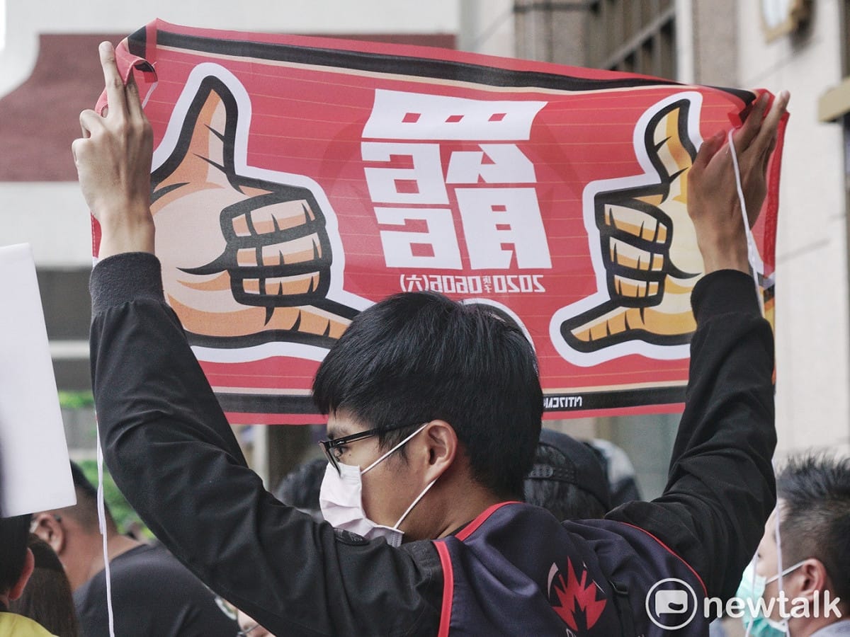 支持罷韓民眾高舉罷字布條。 圖：張良一/攝（資料照片）