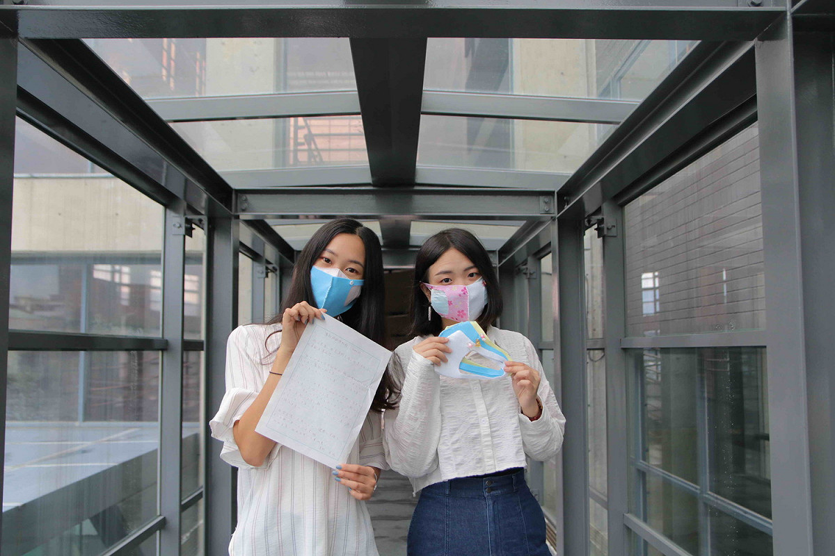 陶博館人員戴起清野美佐的手作愛心口罩，備感溫馨。 圖：王峻昌／攝