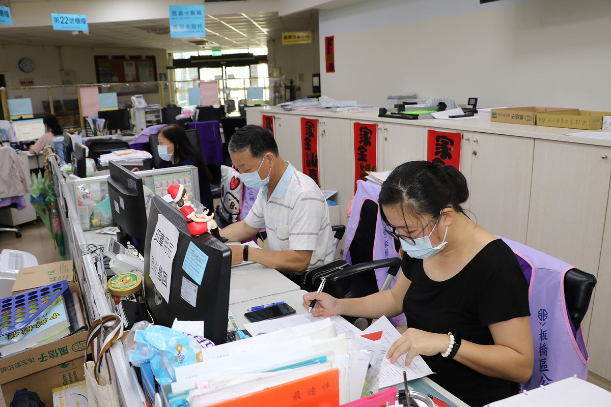 新北市社會局表示，有了標準作業手冊，基層公所同仁審核起來快速多了。 圖：新北市政府社會局／提供
