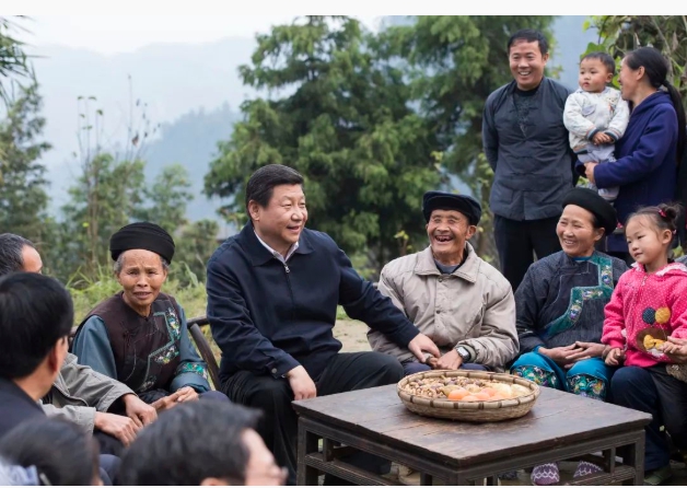 脫貧是今年兩會的重要指標，陸媒也特別刊登習近平與少數民族聊天的親民照。 圖 : 翻攝自新華網