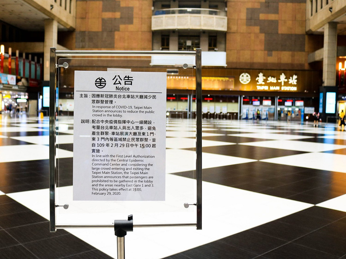 台北車站大廳因應防疫，禁止民眾席地而坐，傳出未來將永久禁止，引發民眾討論。 圖：翻攝柯文哲臉書