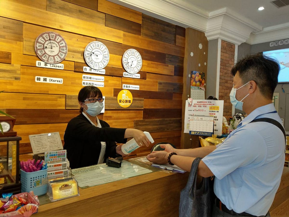 與會者入土前都需要相關防疫措施。 台中市政府/提供