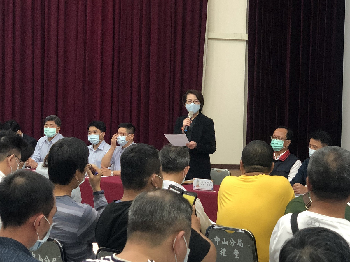 圖為日前台北市副市長黃珊珊向酒店舞廳業者說明復業申請過程照片。 圖：台北市政府 / 提供