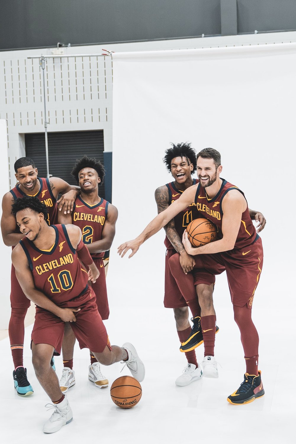 Tristan Thompson(左後)與騎士隊先發日前合影 圖:擷取自twitter