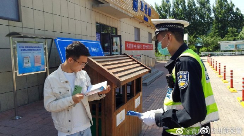 「一盔一帶」行動宣布後造成安全帽爆漲亂象，對此中國大陸公安部表示，將暫緩不處罰未戴安全帽的電動自行車騎士。 圖：翻攝自微博
