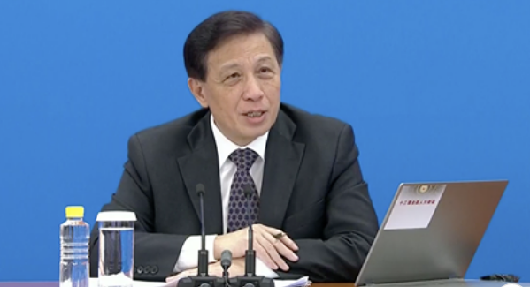 中國人大發言人張業遂今晚在北京人民大會堂召開記者會，證實將「港版國安法」列入議程。 圖：翻攝立場新聞