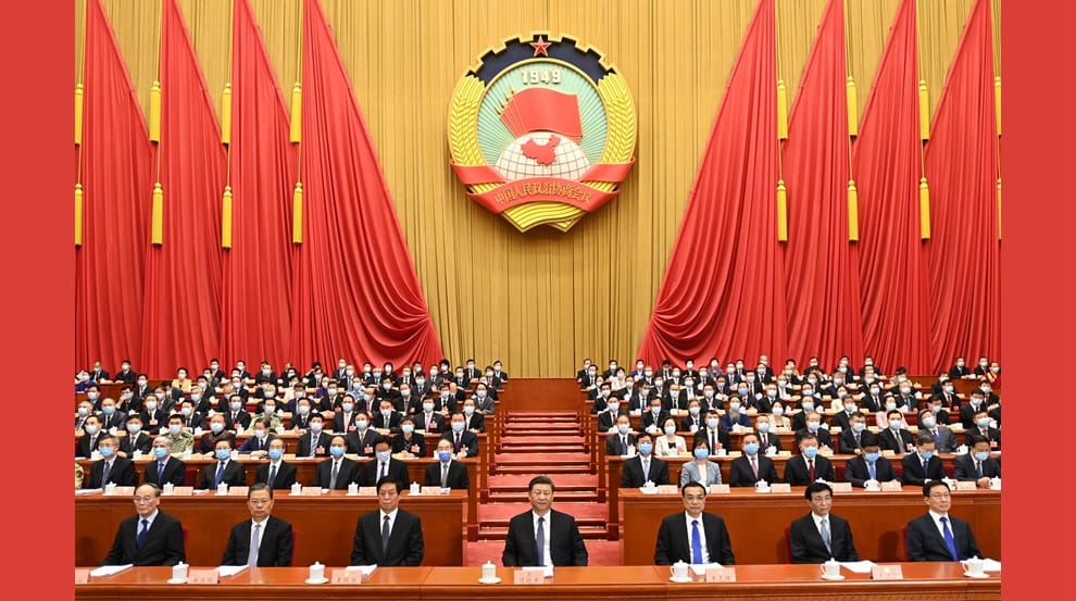 中國第13屆全國人民大會三次會議，在當地時間21日下午於北京人民大會堂開幕，國家主席習近平（前排中）親自出席。 圖：翻攝自中國人大官網（資料照）