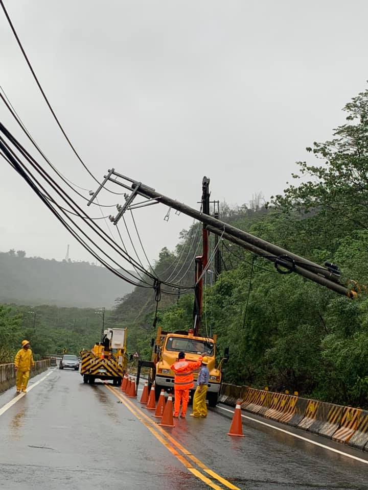 高屏地區遭豪雨轟炸，台29線小林附近有電線桿倒塌。 圖：翻攝自高雄市那瑪夏區公所臉書