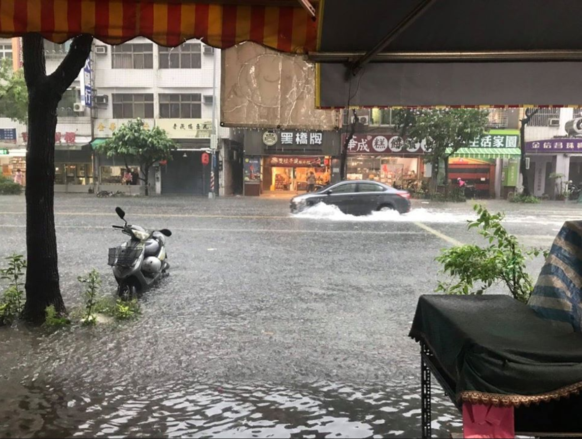中央氣象局22日上午9時55分對高雄市發布大規模或劇烈豪雨特報​。 圖：翻攝自黃文益臉書