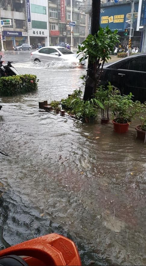 民進黨高雄市議員黃文益放上高雄市路段淹水照片，水不但淹到看不見道路，汽車也在水中行駛。 圖：翻攝自黃文益臉書