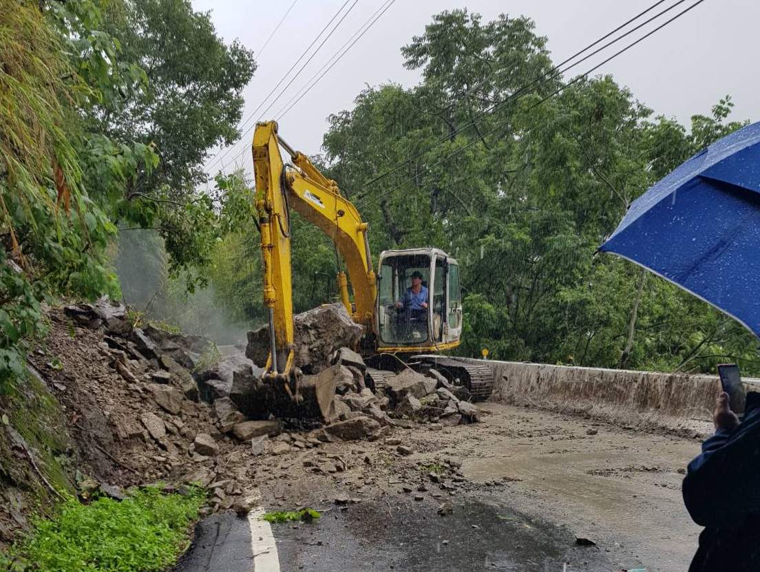 嘉義縣今天凌晨豪雨成災，落石阻礙公路交通，工程人員冒雨搶救。 圖：嘉義縣政府/提供