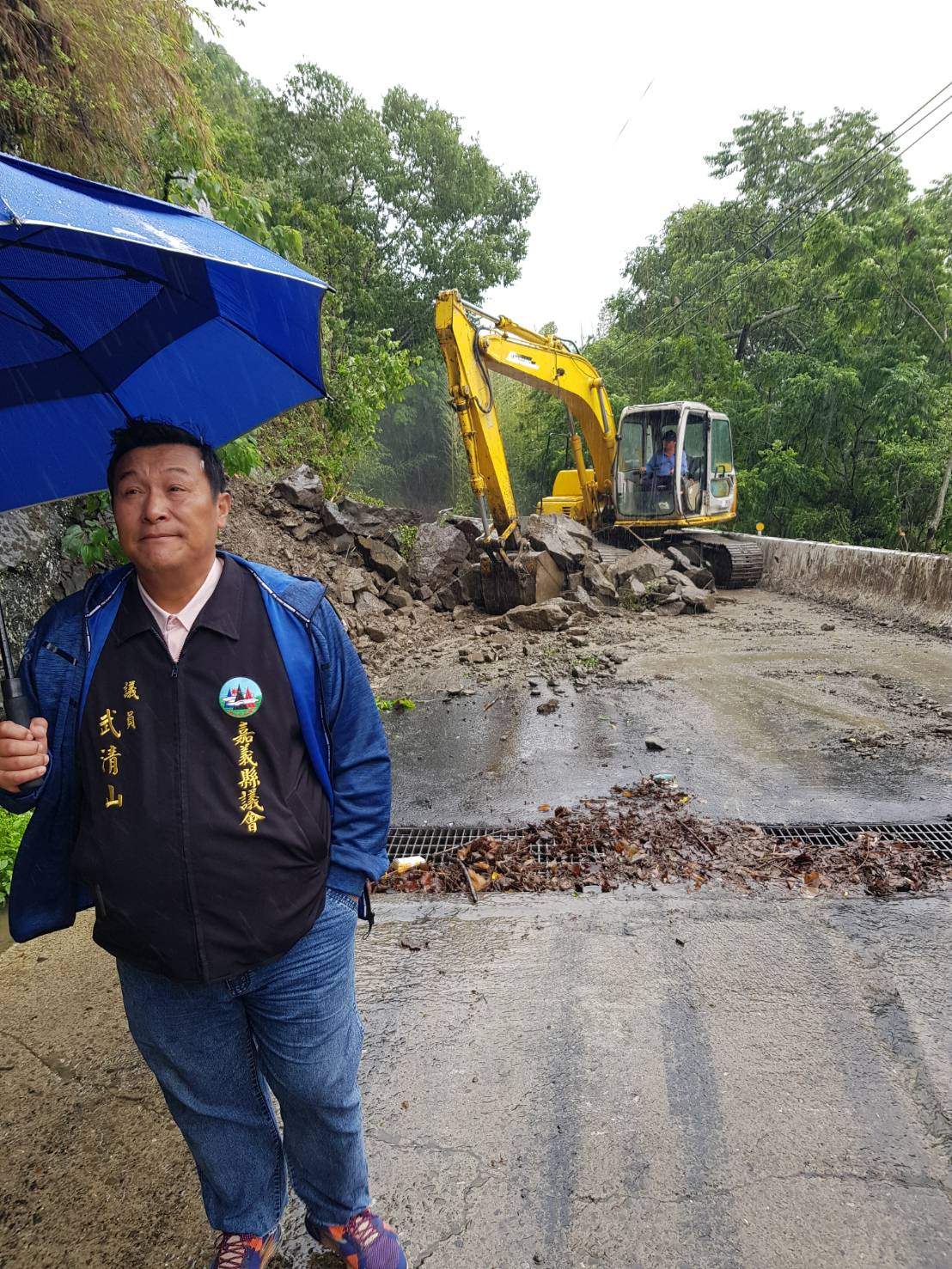 嘉義縣今天凌晨豪雨造成落石阻礙公路交通，縣議員武清山前往現場關切搶通進度。 圖：嘉義縣政府/提供