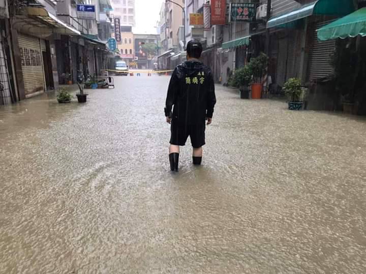 鹽埕七賢抽水站2號機故障導致水淹成河。 圖：翻攝簡煥宗臉書