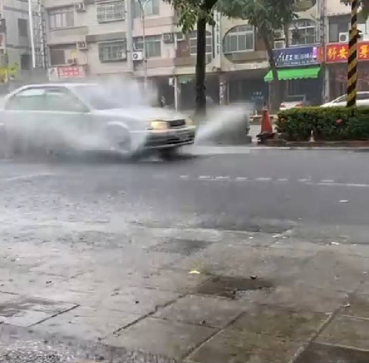 林智鴻服務處前汽車涉水而過濺起慢水花。 圖：翻攝林智鴻臉書