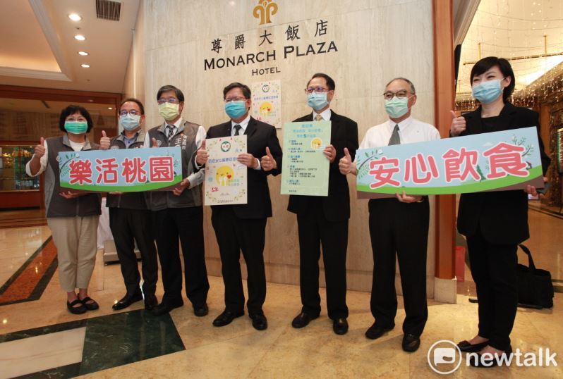 桃園市首推「防疫安心餐廳認證標章」，以「樂活防疫、安心飲食」為訴求，鼓勵民眾出門用餐消費。 圖：林昀真/攝