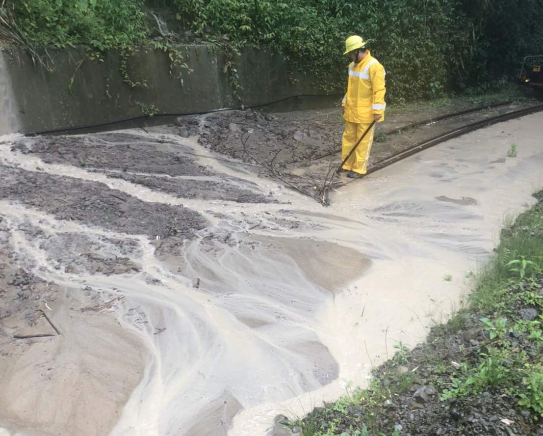 阿里山森林鐵路因豪雨造成土石坍方而停駛，工程人員進行搶修。 圖：林鐵及文資處/提供